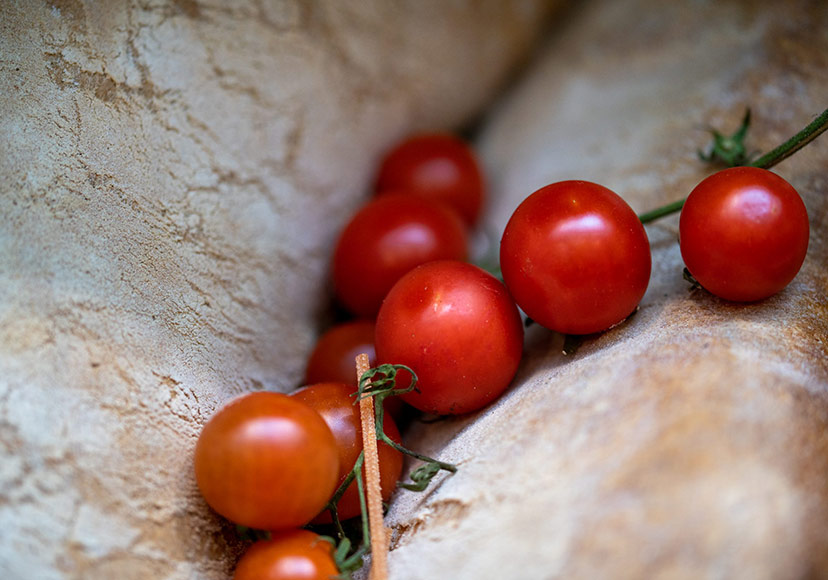 Fresh bread and tomatoes at Il Colosseo.